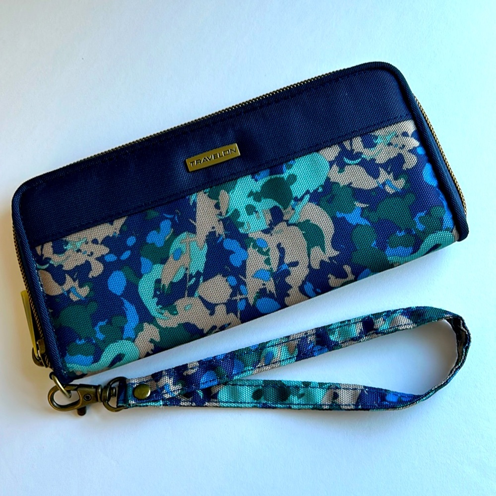 NWOT TRAVELON Wallet Wristlet